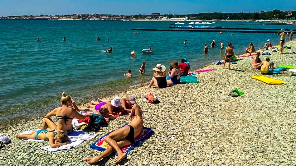 RuAzur's tweet photo. Всем доброго и солнечного утра с курорта #Геленджик, #ЧерноеМоре!
Температура "за бортом" + 28 градуса тепла, морская вода + 22. #ГеленджикуУлыбаетсяСолнце
Подбор жилья в Геленджике: https://t.co/pVBfH84KAf https://t.co/F7TX5SfGfe