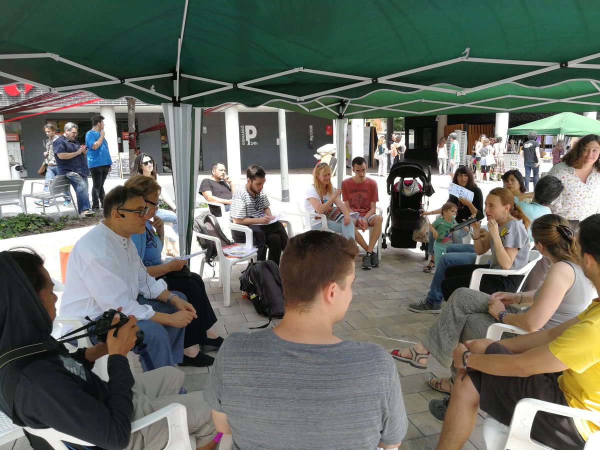 ApassosASS's tweet photo. Molt ple el fòrum obert de temps i cures d'@bcn_hg amb @mamaG_bcn i d'altres perquè les xarxes de cures són essencials per al sosteniment de les nostres vides #ESS #Primaveracooperativa #AflorantAlternatives https://t.co/lNKM759lAi https://t.co/DQo1ltek9H