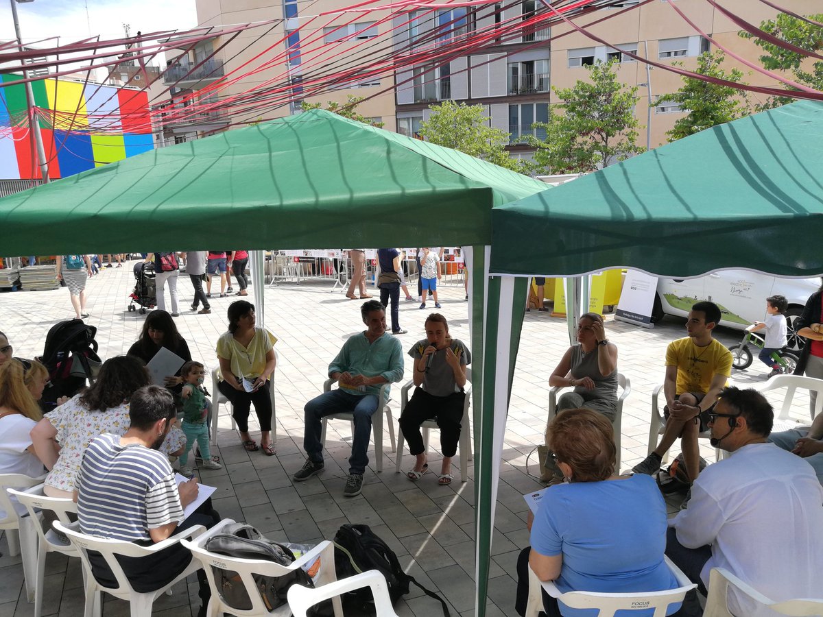ApassosASS's tweet photo. Molt ple el fòrum obert de temps i cures d'@bcn_hg amb @mamaG_bcn i d'altres perquè les xarxes de cures són essencials per al sosteniment de les nostres vides #ESS #Primaveracooperativa #AflorantAlternatives https://t.co/lNKM759lAi https://t.co/DQo1ltek9H