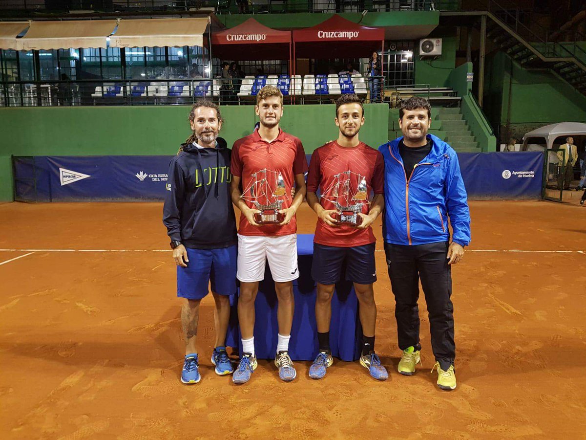 ferreracademy's tweet photo. #ResultadosATF: @raulbrancaccio y @JaviBarranko #Campeones de dobles de la 93 edicion de la #CopaDelRey #ITF #Futures $ 25K, al vencer en la final a #Goransson y #Simonsson por 5-7 7-6 10-7. ¡Enhorabuena chicos! #Vamos #ATF https://t.co/9j5hwFjYAa