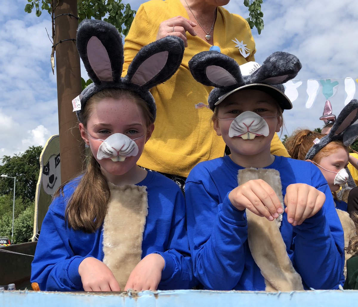 TiinaXander's tweet image. Girlguiding Avondale having a ‘hopping’ time on our Peter Rabbit Float @StrathavenGala #lovegala @GirlguidingScot @WLGirlguiding