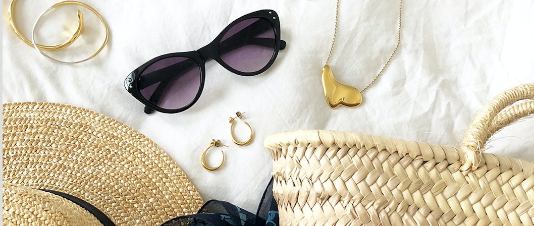 These are the only accessories you need to look chic on holiday 🌊Read what you need and how to wear it here goo.gl/KQo6q3