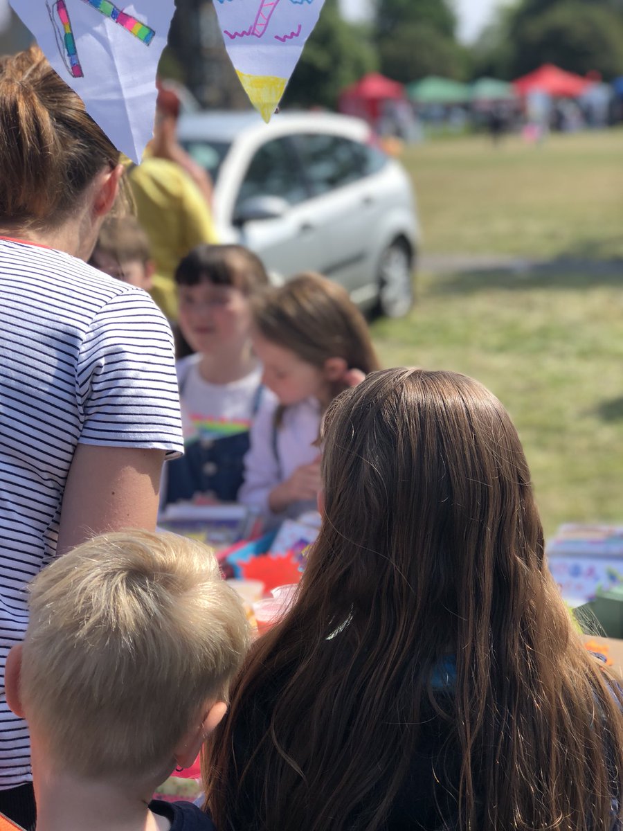 adeleewing's tweet photo. Leith Links Festival. 
Leith Primary School kids working hard on their handmade craft stall
#Leith #leithprimaryschool https://t.co/PI83LAQPIc