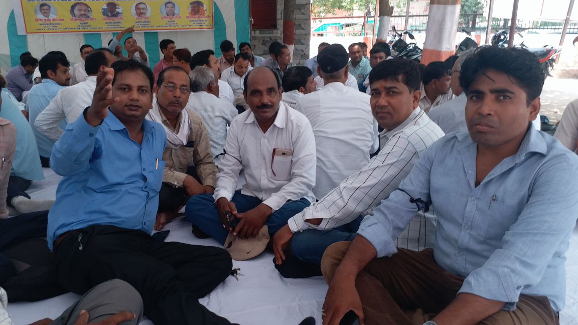 skchandan121's tweet photo. #ग्रामविकासठप 
हर ज़ोर जुल्म की टक्कर में, हड़ताल हमारा नारा है !

तुमने माँगे ठुकराई हैं, तुमने तोड़ा है हर वादा है!
तो अपनी भी तैयारी है, तो हमने भी ललकारा है
बगलें मत झाँको, दो जवाब क्या यही स्वराज्य तुम्हारा है ?
हर ज़ोर जुल्म की टक्कर में हड़ताल हमारा नारा है ! https://t.co/Z9YOU1tLMh