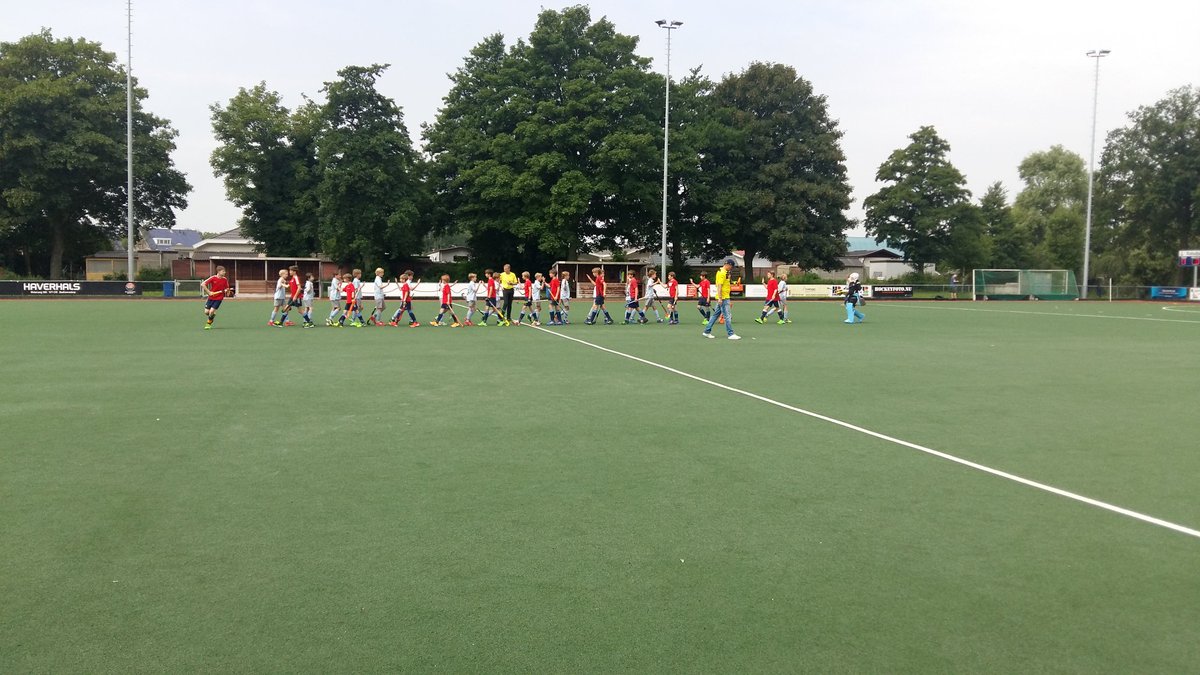 XeniosJA2's tweet photo. De laatste competitiewedstrijd gaat beginnen. Tegen @THCHurley. #Shakehands #amsterdamhockeystad @sportiefrespect https://t.co/AeJmvOTibV