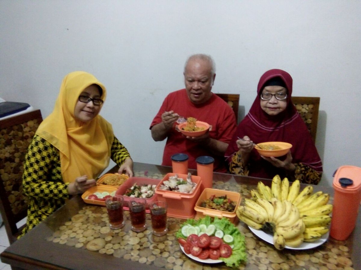 lagu_alam's tweet photo. Nikmatnya berbuka bersama keluarga tercinta, hidangan sederhana jd istimewa @tupperwareID
#RamadanWithTupperware #BukaPakeTupperware https://t.co/bk59hYAQl1