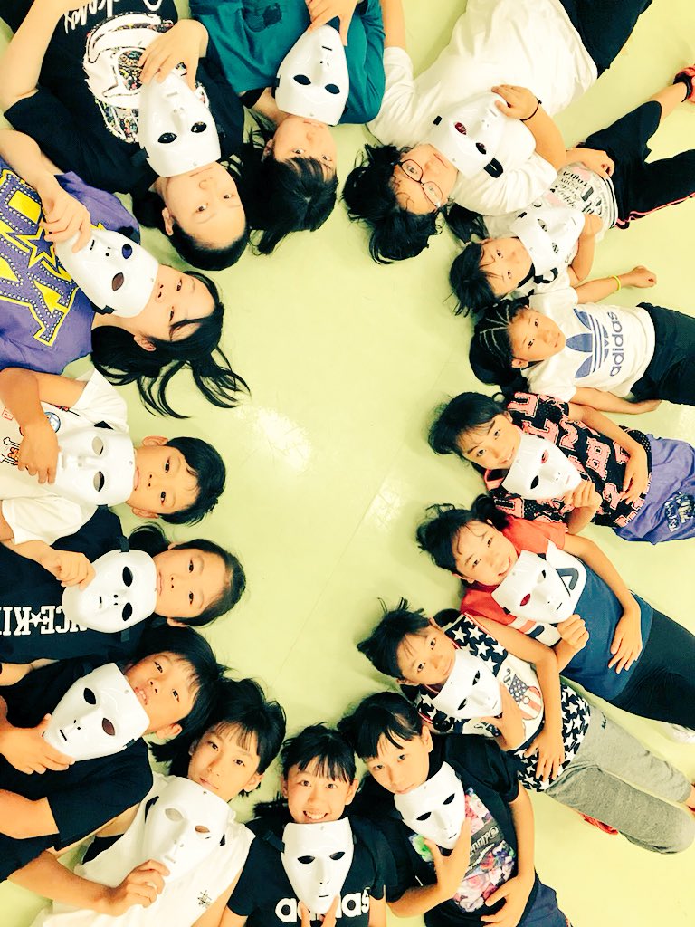 KansaiAdm's tweet photo. 西神南Vivoのアタック撮影です。
みんなが仮面を持ってますねー！
作品で使うのかな？
本番まで頑張って練習しています( ^ω^ )

#西神南Vivo 
#KOUE 
#DK2018 https://t.co/h1mYOIoNPg