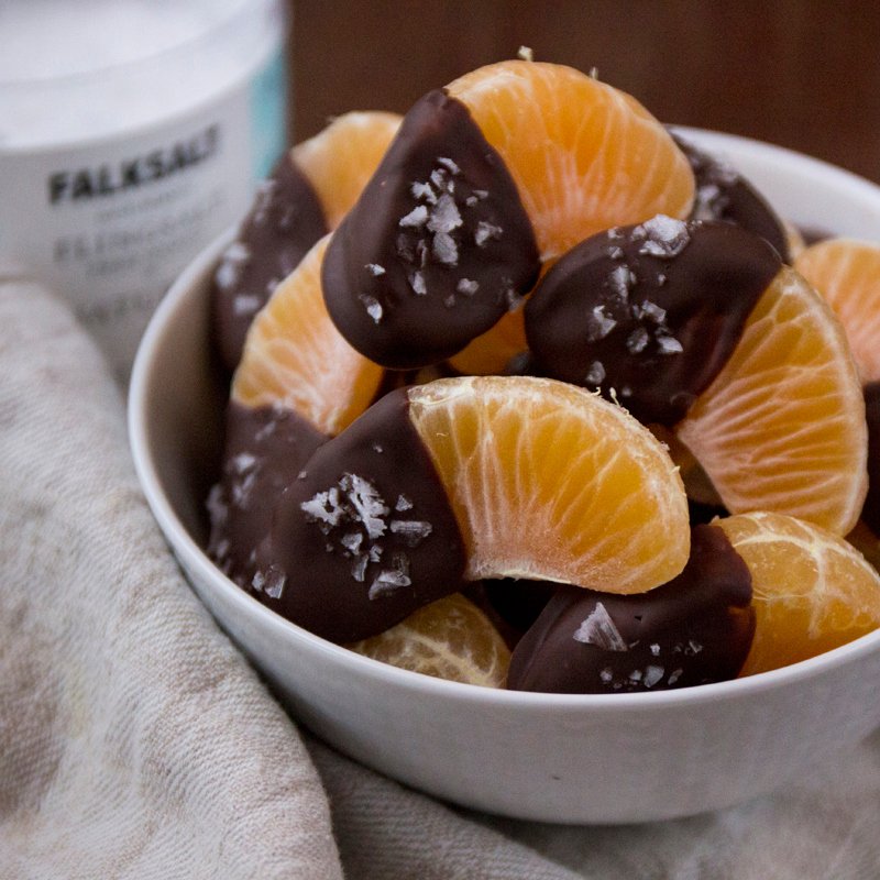 Foodeliciousnl's tweet photo. Lekkere snack voor het weekend! Dip mandarijntjes in gesmolten pure chocolade en besprenkel met Falksalt! De combinatie van zuur, zoet en zout is onweerstaanbaar! #falksalt #recepten #wijhebbenhet #foodelicious https://t.co/KOUIrjm3EY