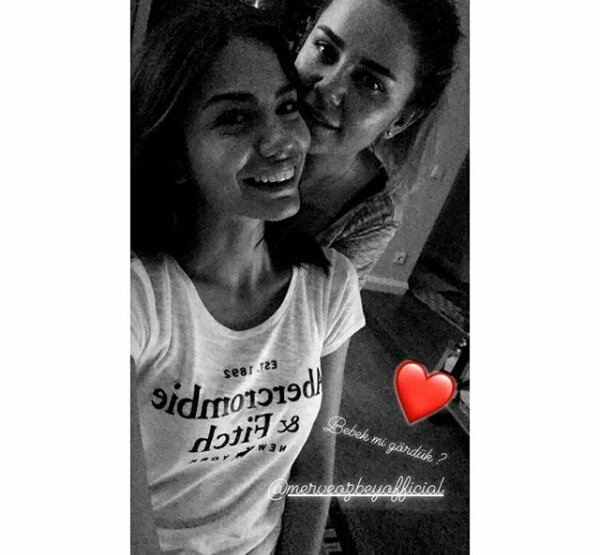 yarendadr1's tweet photo. 💋💕 Ooo Kim bu güzellikler acaba #DemetÖzdemir gülüşü Güzel ❤ https://t.co/gHu7ozzusg