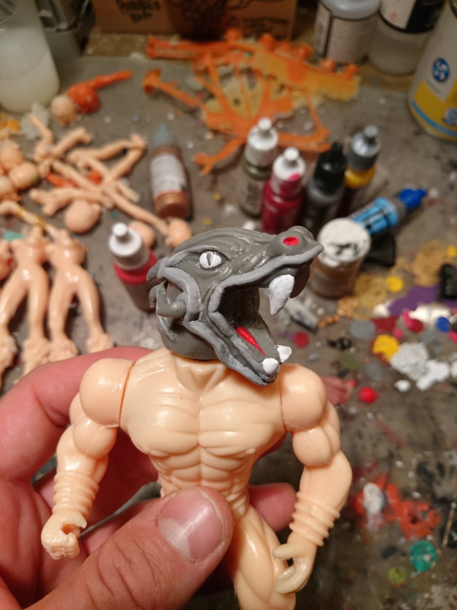 uwmuscle's tweet photo. New guard on duty. Head sculpt for my Monster Castle guard figure is finished! Meant to make him available with the next comic. But it just might take to long, so he should be available soon. Maybe next month. #monstercastle #motuko #resintoy #custombootleg #fivepointfive https://t.co/QZUcCVSrY0