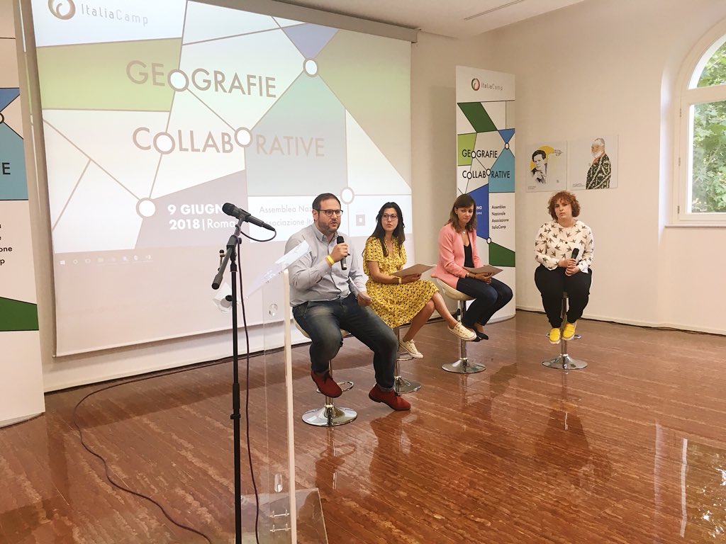 Italiacamp's tweet photo. #GeografieCollaborative è anche l’occasione per premiare la vincitrice di #ItaliaCampUniAward: l’iniziativa che abbiamo realizzato per premiare le migliori tesi di laurea e di dottorato sul tema dell’innovazione sociale 🏆👏🏻🥇✨ https://t.co/PQWE8on4Cy