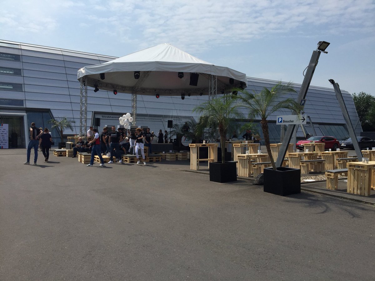 Strategie_X's tweet photo. Los geht’s #sportscartogether im Porsche Zentrum Dortmund mit #sommerfeeling https://t.co/jjQDtvUE5j