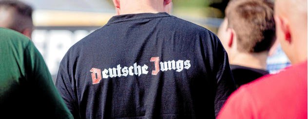 TAOnline's tweet photo. Bereits 33 Anzeigen erstatte die Polizei gegen Teilnehmer des Neonazi-Konzerts in #Themar - unter anderem wurde ein Journalist angegriffen. https://t.co/x3LiAZodQx #the0906 #Th0806 #The0806 https://t.co/6EWlGbHaxh
