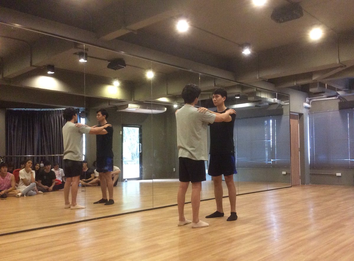 PrinceOfZodiac1's tweet photo. เวริค์ชอปร้องเพลง Class ครูก้อง ติดตามเรียลลิตี้ได้เร็วๆนี้
#PrinceOfZodiac
#zodiac
#เจ้าชาย12ราศี
#โรงเรียนปั้นศิลปินzodiac
#ZIE
#jamsai
#bwelldrink
#labwhite
#wearemodel
#gmcstyle #gmcstyletailors
#makeupstorethailand #makeupstore https://t.co/0OR1bTXkw6