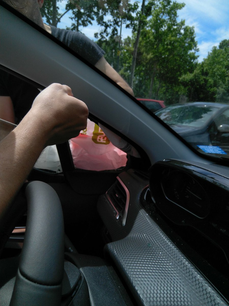 michogar's tweet image. Chicos es oficial, somos gafes. Nos han roto un cristal del coche. #siglibre2018 nos odia.