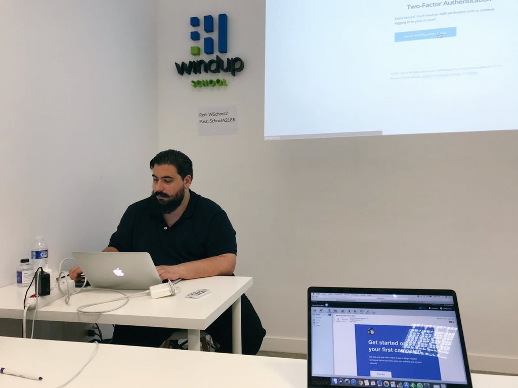 WindupTraining's tweet photo. Nuestro profe @Dahudi92 ayuda a los alumnos a configurar las cuentas de @MailChimp para lanzar sus primeras campañas de #EmailMarketing 😉📩 ¿Preparados?🖒 #MasterMkWindupVS https://t.co/FSFfZDYkid