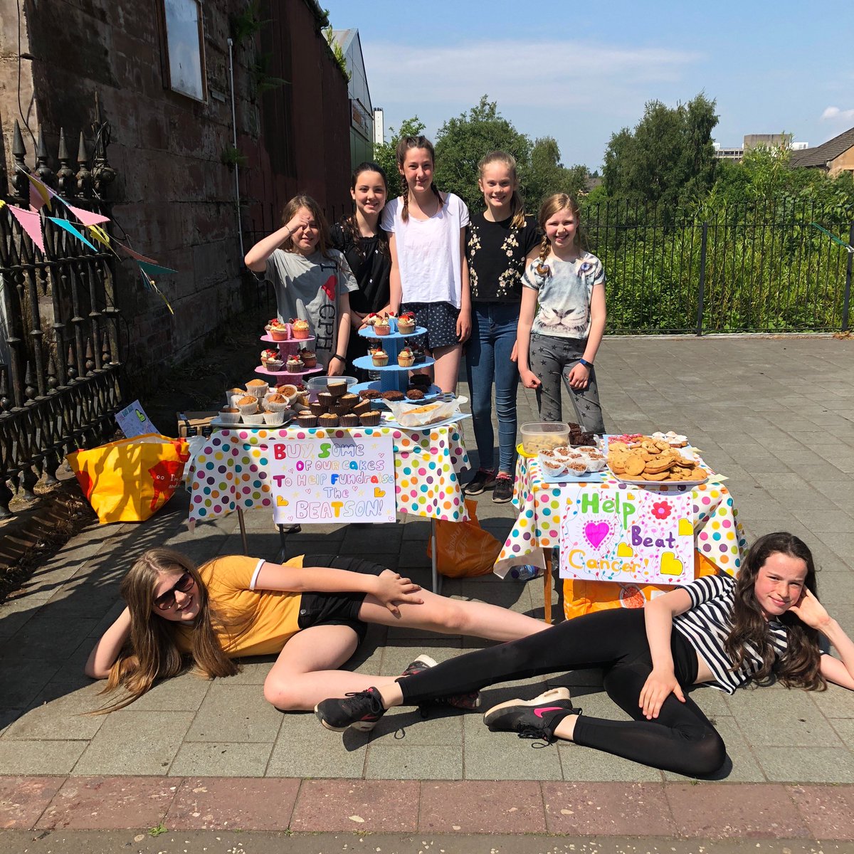 GlasgowWEToday's tweet photo. Enterprising young girls raising money for ⁦@Beatson_Charity⁩. Selling cakes #HyndlandStation #OldStationPark #Glasgow ⁦@HyndlandPS⁩ https://t.co/uucdwpSv1A