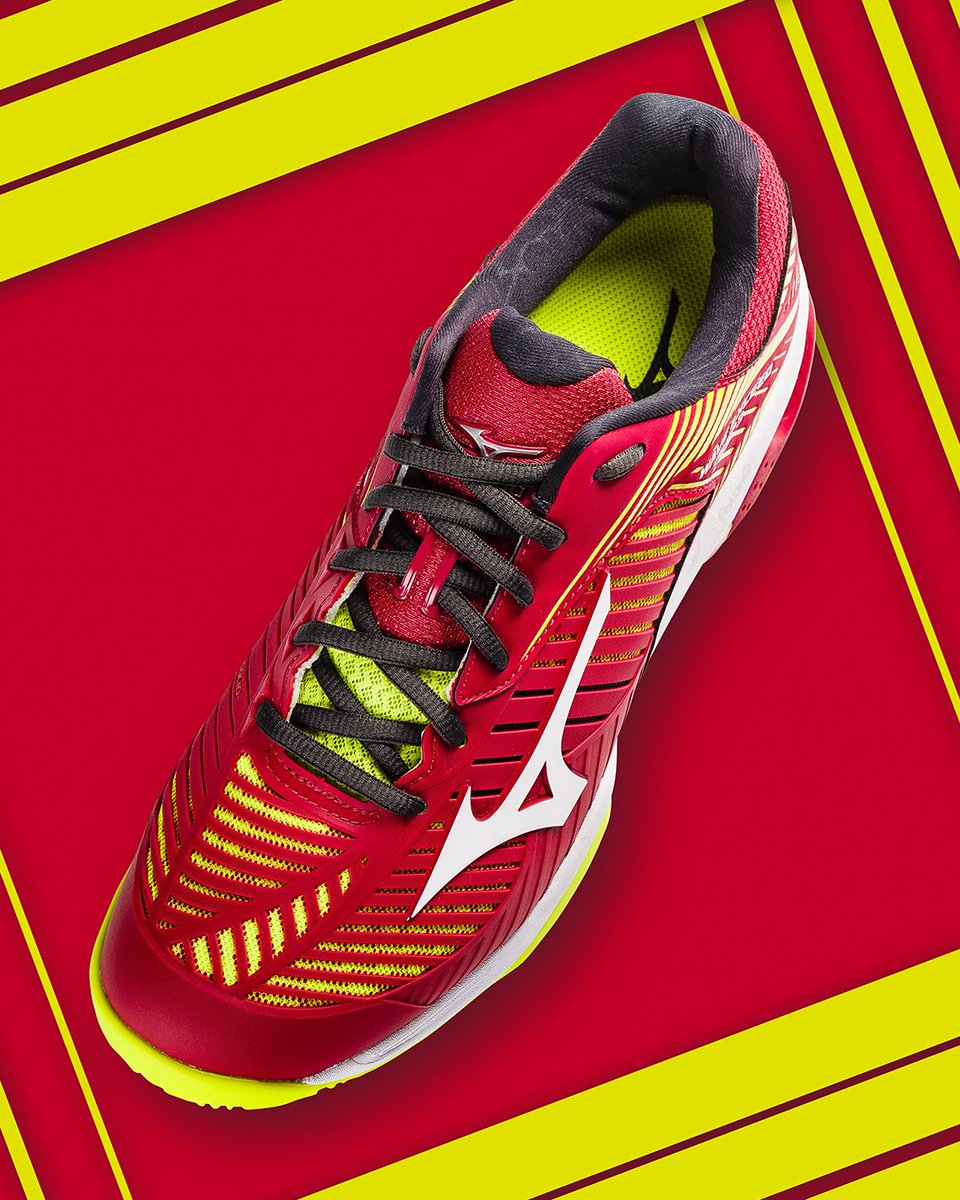Geef jezelf het voordeel op je concurrentie met de Wave Exceed Tour 3 CC. Zachte demping, stabiliteit en snelheid. #PowerToPerform