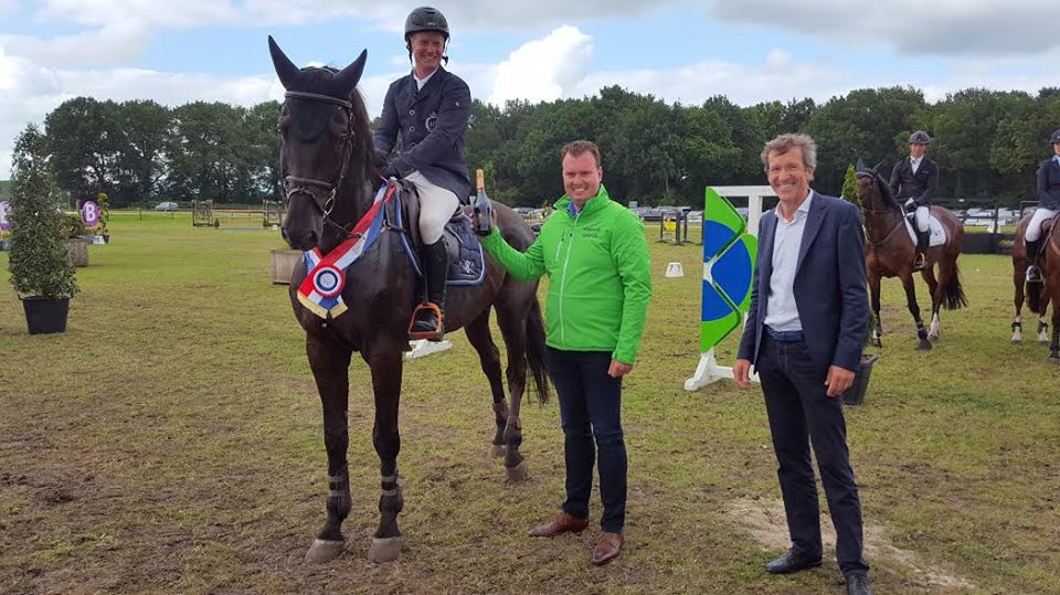 HHoltrijk's tweet photo. Vorig jaar won Sander Naber de Medium Derby op Hippisch Holtrijk, wie wint er dit jaar? Inschrijven kan via Mijn KNHS > https://t.co/2DzkRTllhO #HippischHoltrijk #MediumDerby #winnaar #SanderNaber https://t.co/z8x0p1uEF3