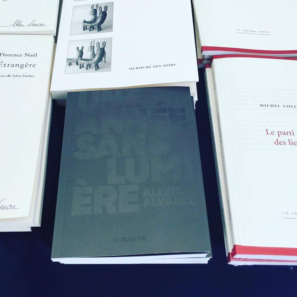 aleksi_alvarez's tweet photo. "Une année sans lumière" est au @MDLPParis #Marchédelapoésie #Paris, faites-lui un bisou en passant! https://t.co/HkOmvi43wg