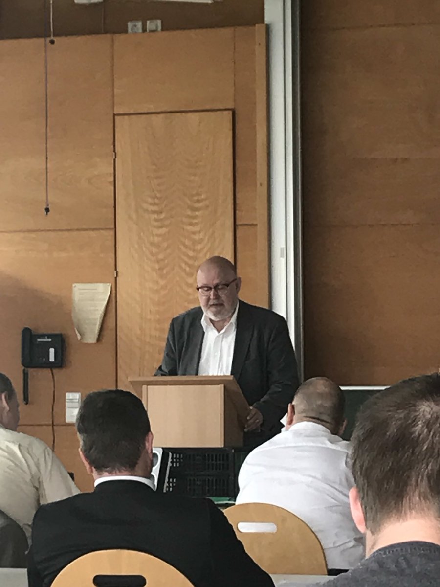 rhetorik18's tweet photo. Der packende Vortrag von Prof.Dr. Rainer E.Zimmermann über ‘Autokatalyse im virtuellen Diskurs‘ zeigt ein vielseitiges Phänomen der digitalen Kommunikation. 
#AVRhetorik18 #UniversitätKoblenzLandau #BrisanteDiskurse https://t.co/ElIRcHhtey