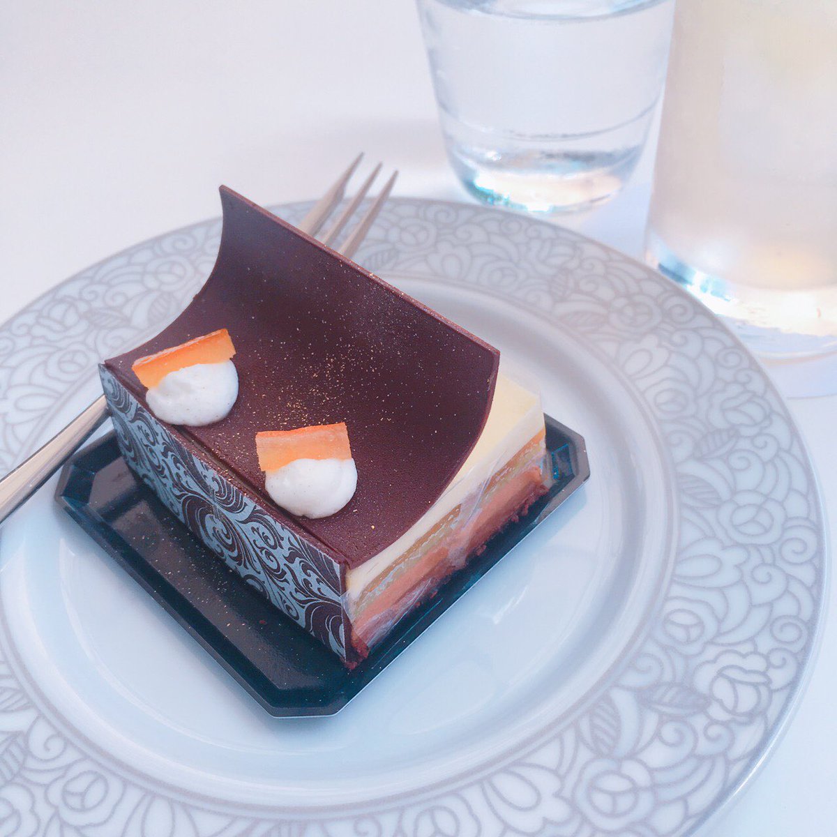 しろぱんだ در توییتر 今日は東京都庭園美術館の 鹿島茂コレクション フランス絵本の世界展 に カフェでいただいた本型のケーキが可愛くてときめいた ここのカフェはお皿の柄が館内のレリーフと同じなのも素敵なの