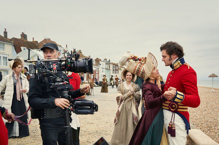 Vanity Fair, une nouvelle adaptation (ITV / Amazon) - Page 2 DfPtBYaXkAEXoSe