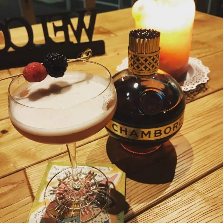 LikePay_Inc's tweet photo. LikePayに新しく参加してくださったバーを紹介します！🍸✨
「Bar Copain」#BarCopain
池袋駅からちょっと離れた隠れ家♡オーナーがなんとロシア人女性とその旦那さん👫✨
定期的にライブをやったり🎶カクテルも美味しくてオススメ🍹
皆さん是非行ってみてください💕
#likepay #bar #池袋 #オシャレ https://t.co/m8L8wNPFMc