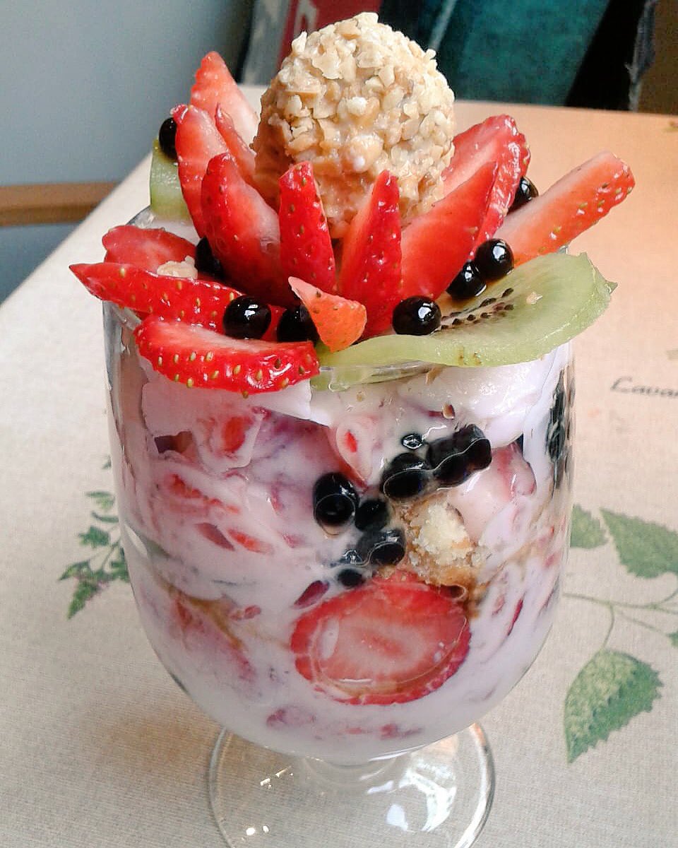 Desferas_'s tweet photo. Endulza tu día con una fresquita y cremosa copa de frutas🍓🥝 y yogur🍶 cómo ésta que además lleva nuestras #Desferas de miel de caña🍯. Nos lo envía desde Madrid el Chef y Repostero👨🏻‍🍳 Cordobés, Pedro Nazaret.
#DesferasDeSabores 
#CreaUnaExplosiónDeSaborEnTuBoca
#Córdoba https://t.co/MC041K5MzL