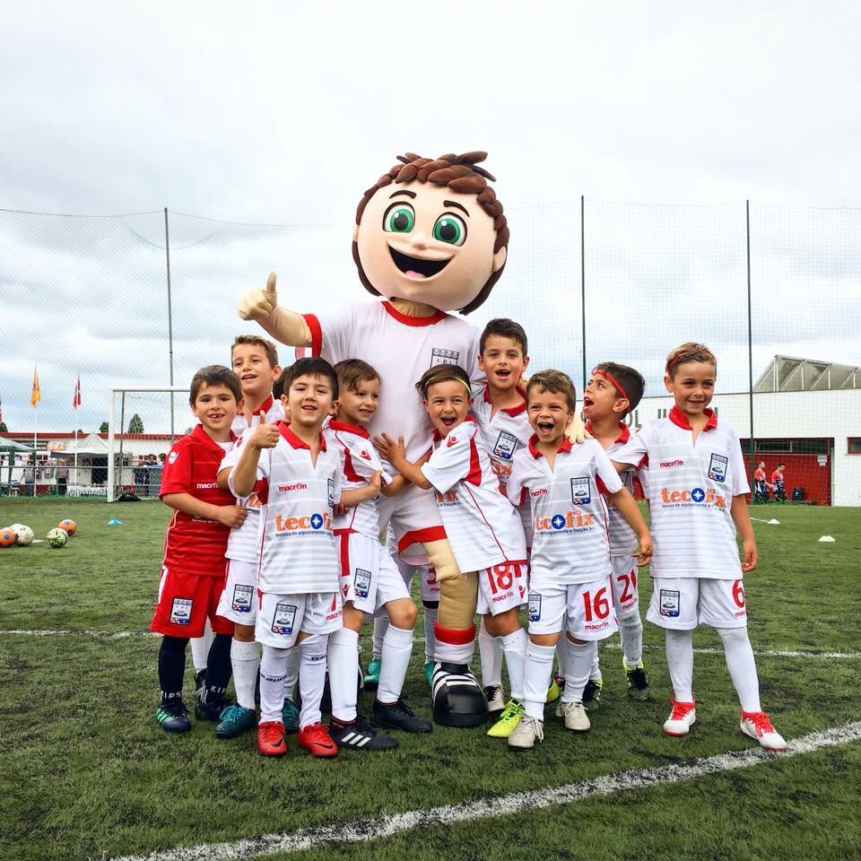 uniaodeleiria's tweet photo. Chama-se miniUNI e é o novo reforço para a próxima época.
A nova mascote da UDLEIRIA foi apresentada esta manhã na Academia e já fez as delícias da pequenada! ⚽️😉
#uniaodeleiria #miniUNI #juntossomosuniao https://t.co/ZUswc0I2Tl
