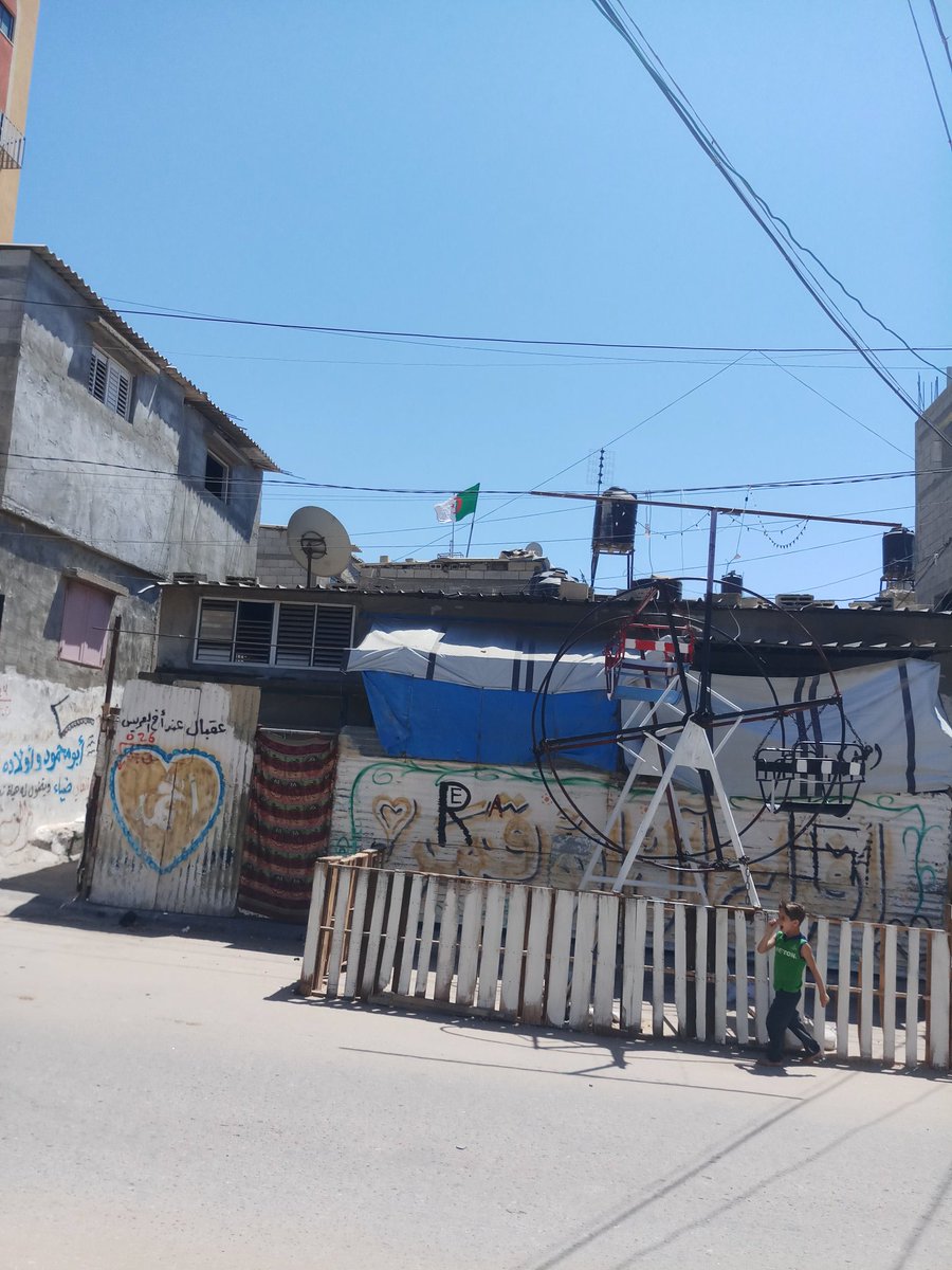علم الجزائر الغالية على قلب كل فلسطيني 
يرفرف في على اسطح منازل مخيم جباليا للآجئين الفلسطينيين