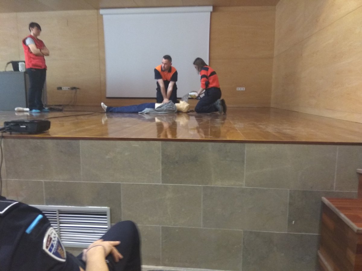 pcivilalbacete's tweet photo. Hoy toca día de formación, Curso Formación inicial sobre Desfibrilación Automática Externa. Voluntarios/as de Protección Civil, @PoliciaAlbacete y Sepei Alcaraz. #ayqueformarse #rcpdesa #voluntariosatope https://t.co/sazR7dk00y