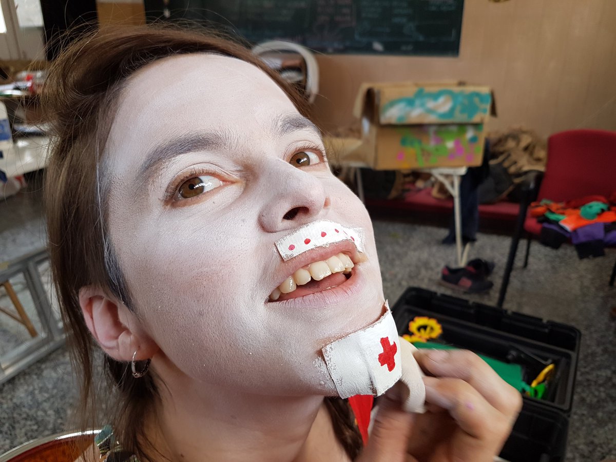 artlliurA's tweet photo. A punt de començar les 3RRR espectacle reciclatge #clown #lacaserna https://t.co/Pcu3Iaaufm