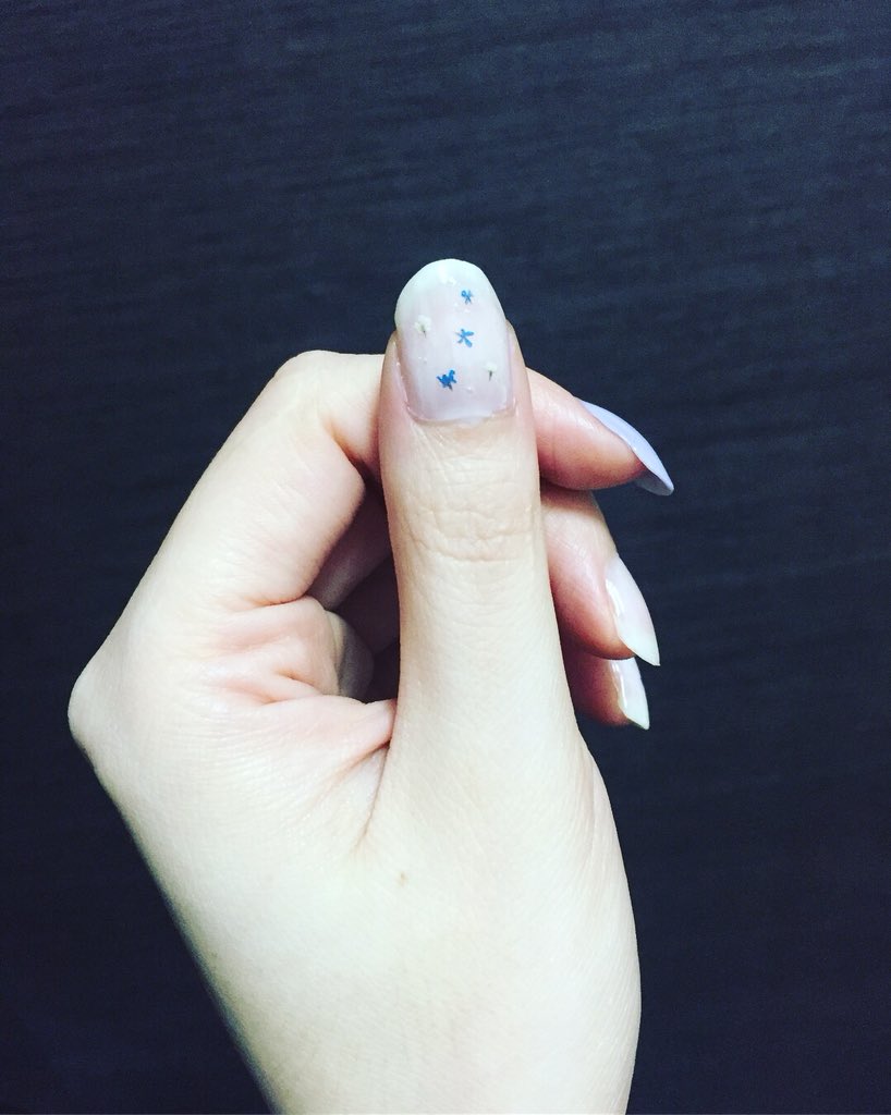 ___tmkyon's tweet photo. グローバル局ブルーはくすみブルー。
ちょっとはみでちゃった😂😂
#春 #春ネイル #ショートネイル #セルフネイル #春カラー #ブルー #コンデンスミルク #nailholic #PU100 #しずくネイルシール #手がでかい #指曲がってる😂😂 #tmkyonnail
#定例会には行かないけれど
#はあちゅうサロン https://t.co/lvTUfZNHZp