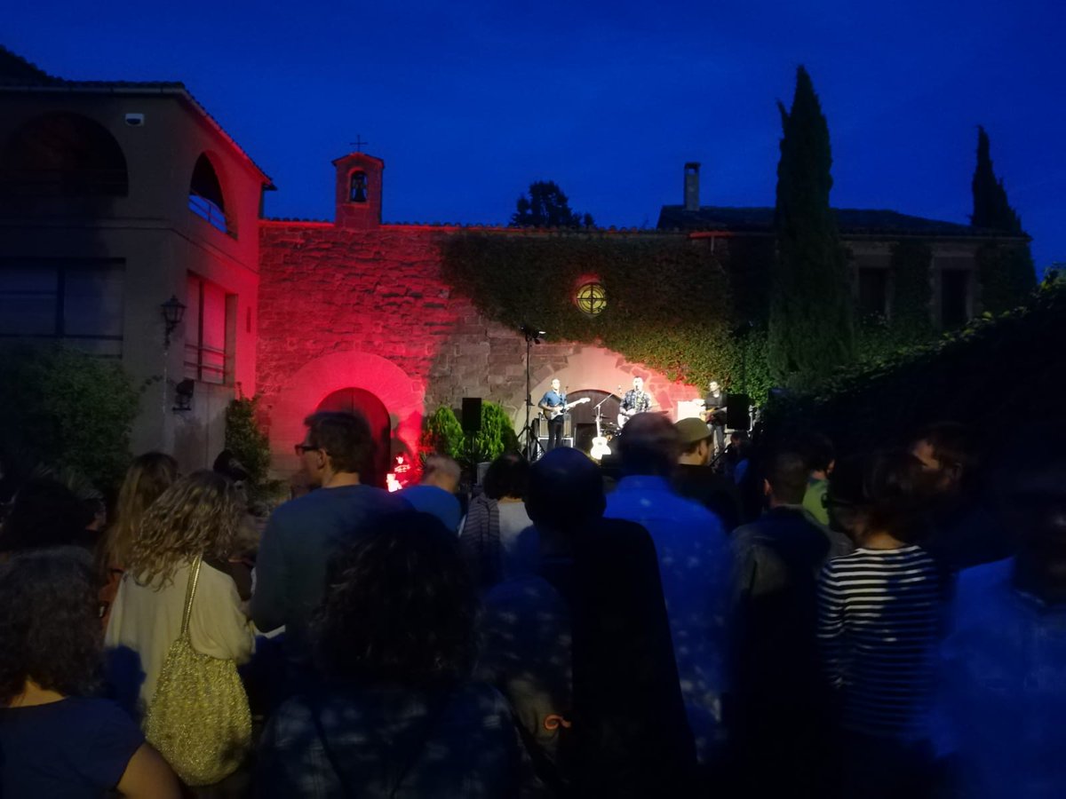 edu_PerroLobo's tweet photo. Gran ambient ahir a la festa de fi de curs #EscolaMunicipalMúsica @SantJoanV gaudint de #Gira13 @crisjuanico . Varem començar a fora però un petit ruixat ens ha fet improvisar. Sort que hi ha ofici. https://t.co/HcXTa5gkNc