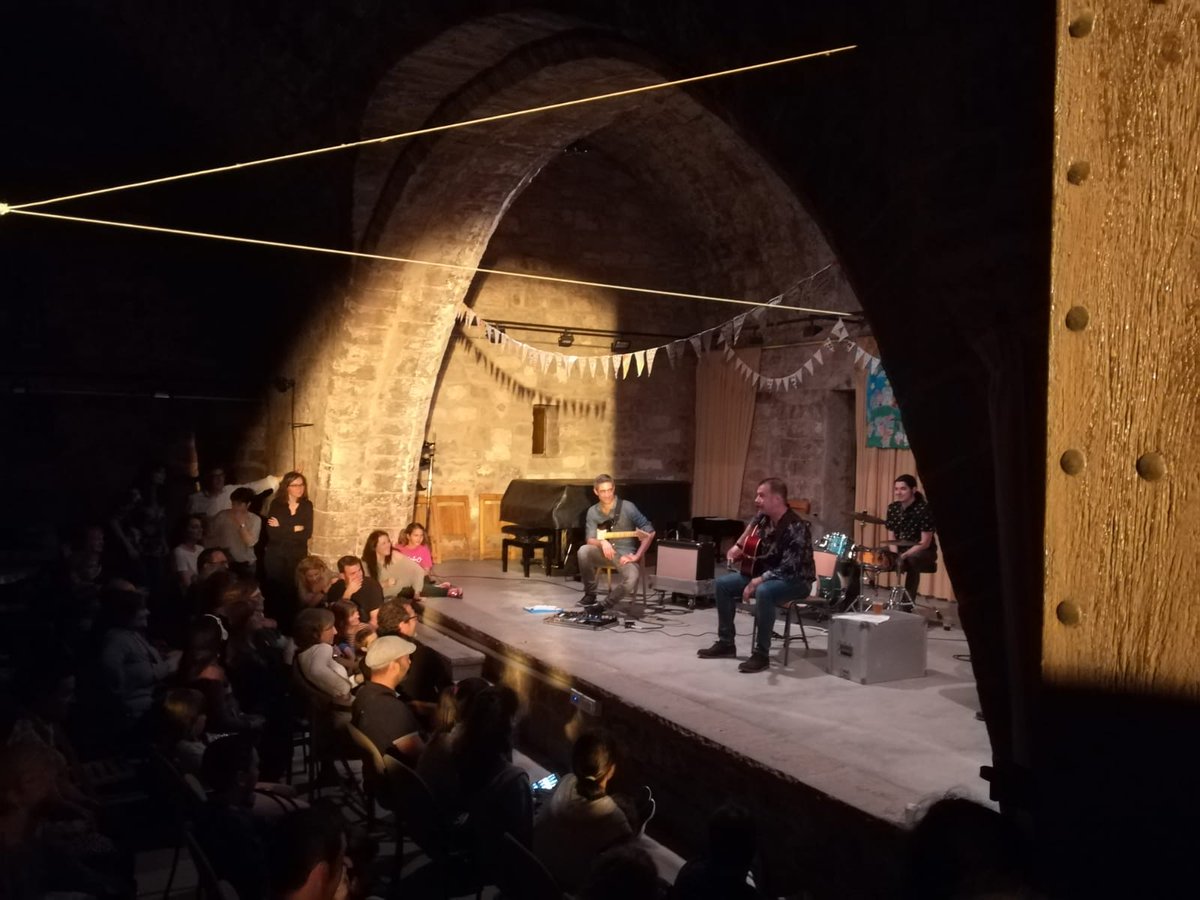 edu_PerroLobo's tweet photo. Gran ambient ahir a la festa de fi de curs #EscolaMunicipalMúsica @SantJoanV gaudint de #Gira13 @crisjuanico . Varem començar a fora però un petit ruixat ens ha fet improvisar. Sort que hi ha ofici. https://t.co/HcXTa5gkNc