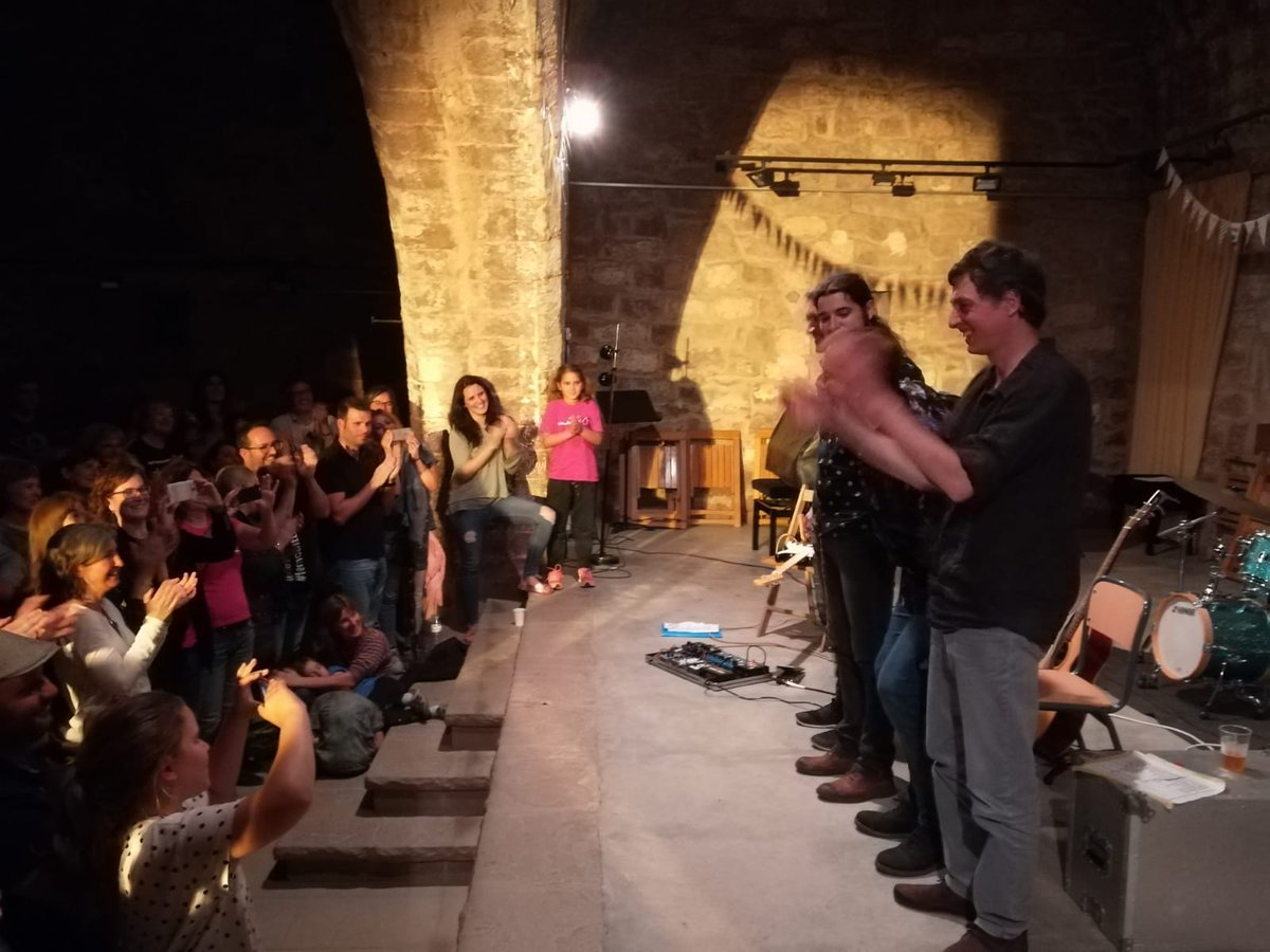 edu_PerroLobo's tweet photo. Gran ambient ahir a la festa de fi de curs #EscolaMunicipalMúsica @SantJoanV gaudint de #Gira13 @crisjuanico . Varem començar a fora però un petit ruixat ens ha fet improvisar. Sort que hi ha ofici. https://t.co/HcXTa5gkNc
