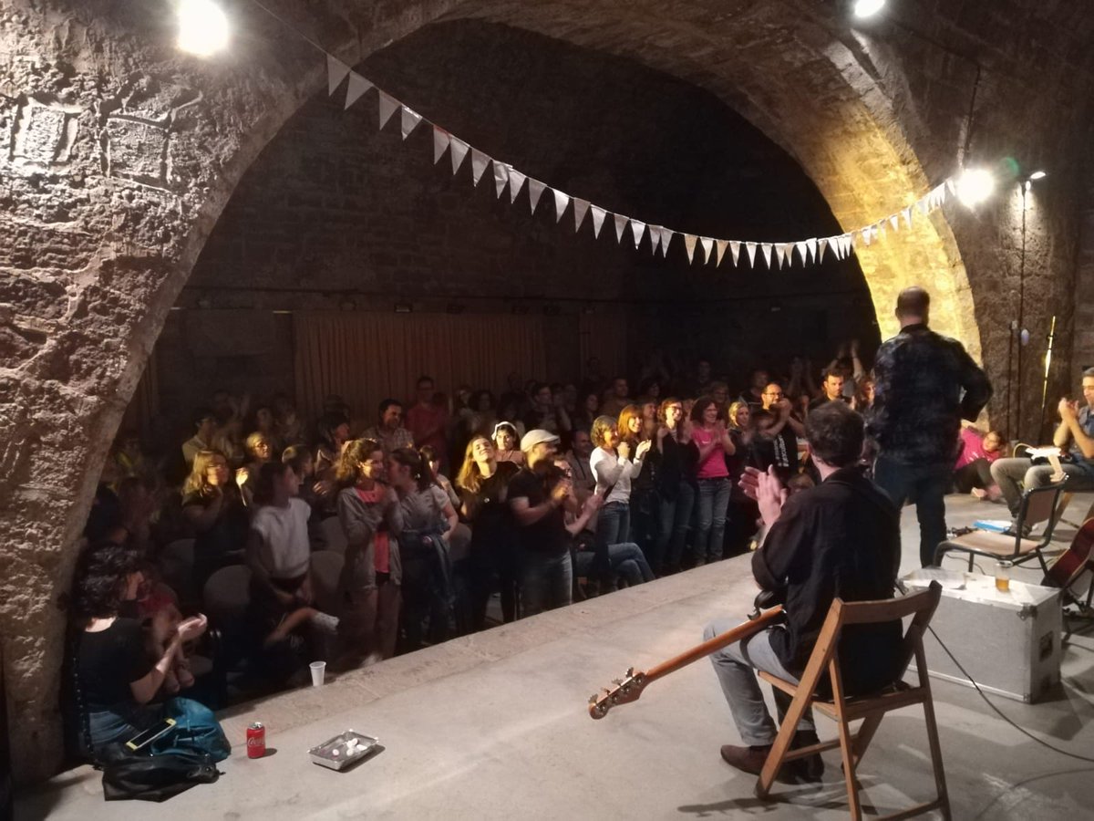 edu_PerroLobo's tweet photo. Gran ambient ahir a la festa de fi de curs #EscolaMunicipalMúsica @SantJoanV gaudint de #Gira13 @crisjuanico . Varem començar a fora però un petit ruixat ens ha fet improvisar. Sort que hi ha ofici. https://t.co/HcXTa5gkNc