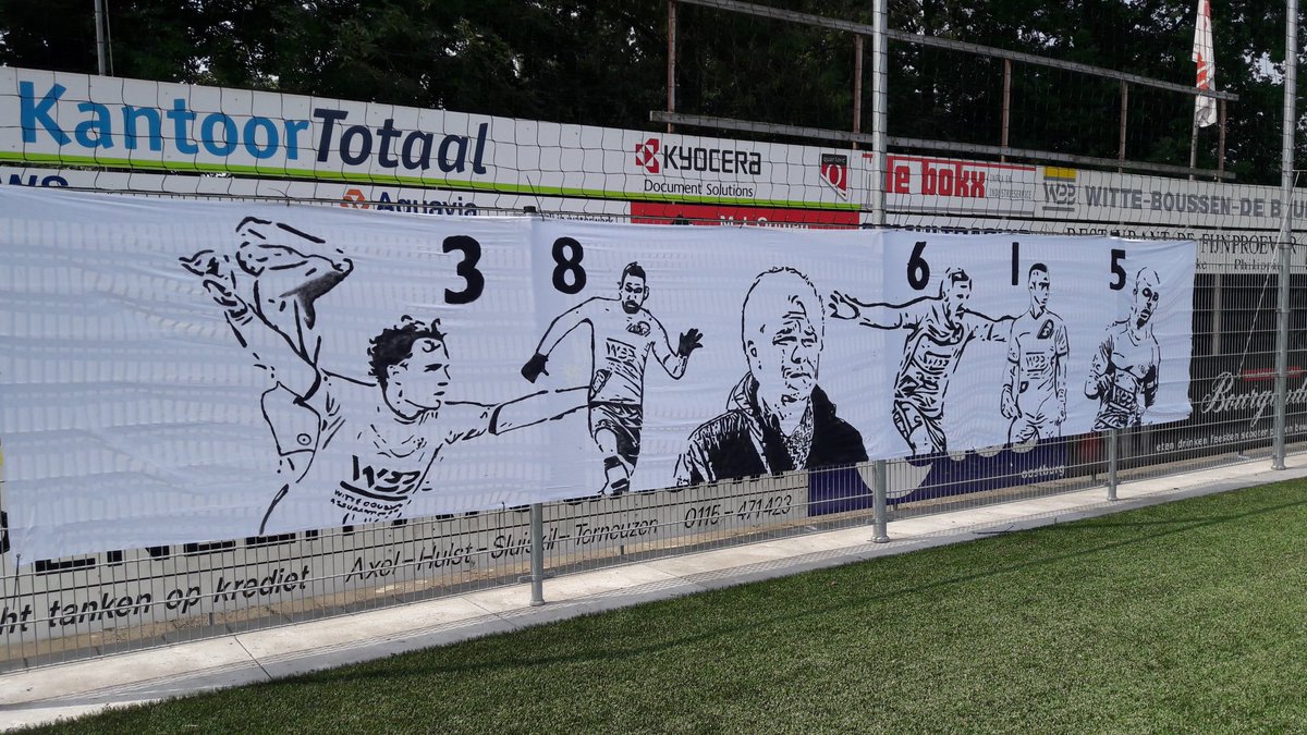 PZCSport's tweet photo. De supporters van @hsvhoek hebben zich uitgeleefd. Tot vannacht doorgewerkt om verschillende spandoeken te maken.
#VanRenterghem #Martens #Tant #Wilson #DeJonghe #Vandepitte 
 #hoeaja https://t.co/gaz6K0RxQB