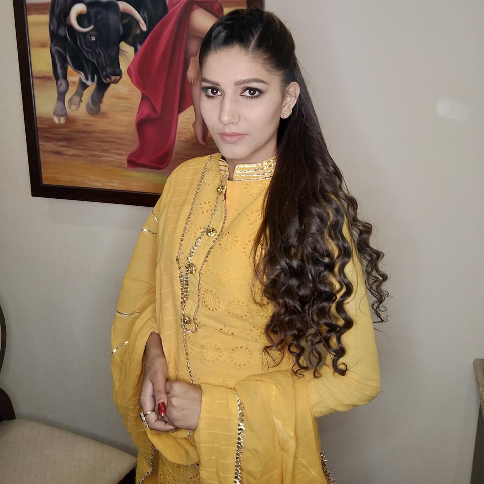 SapnaChaudhry1's tweet photo. I made a circle with a smile for a mouth on yellow Paper 😁😀
#Barily
3 June 2018
#Great_City
#Yellow
#Honour_To_go
#SapnaCHaudhry https://t.co/FedUs27HpU