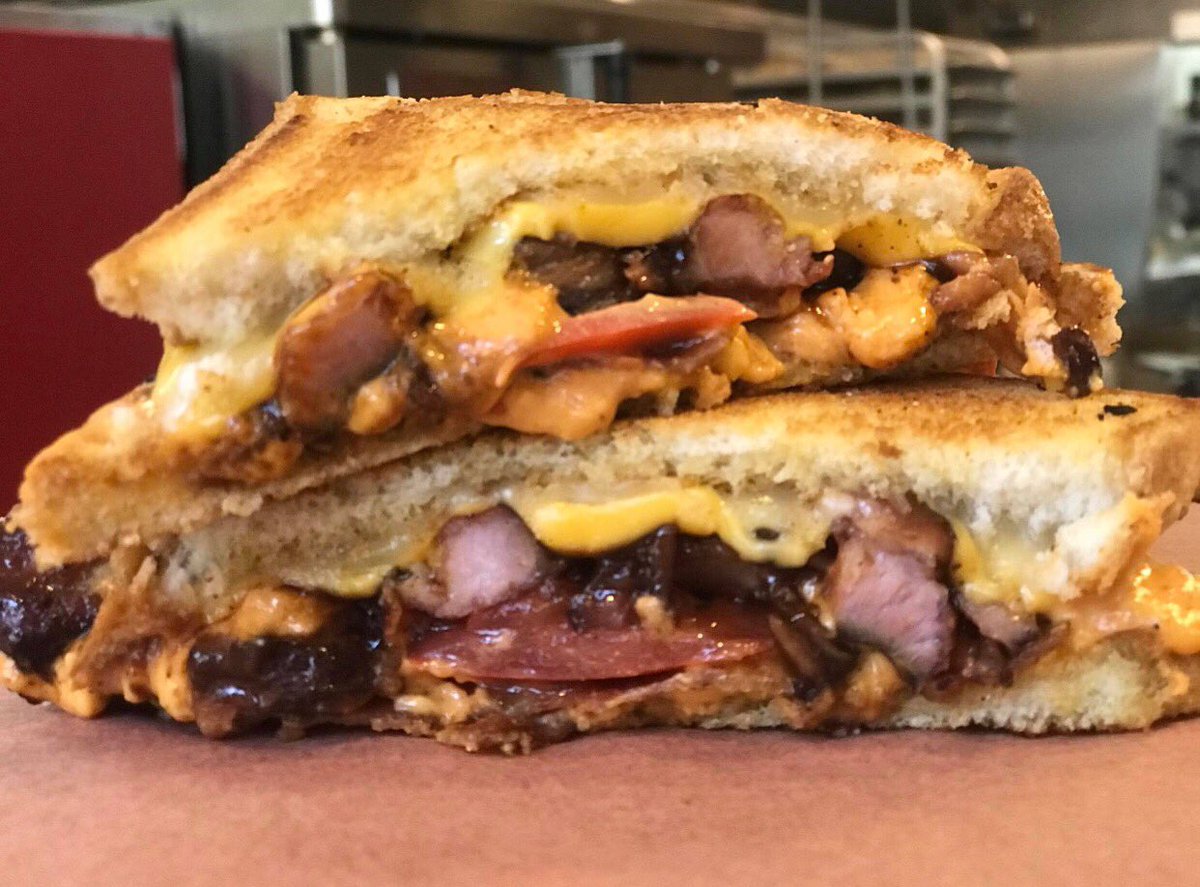 sugarfireindy's tweet photo. The Griby
Pulled rib 🍖 meat, bacon 🥓, tomato 🍅, pimento, pepperjack, and American cheese on freshly baked bread 🥖 https://t.co/IpNQEPAbfJ