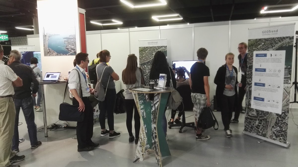 GEOTrend erweckte grosses Interesse im FutureLab an der GEOSummit mit Trueorthofoto, Gestensteuerung, VR und 3D-WebGIS über die Regionen Luzern und Chur. geotrend.ch #geosummit2018