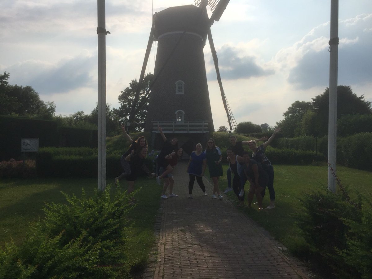 AimeeStax's tweet photo. @DorpsquizBeugen Quizqueens👑 vinden dat knakworstrennen voor de molen in Beugen ook een goed idee is! #DQB18 https://t.co/9SbNRTtZEh
