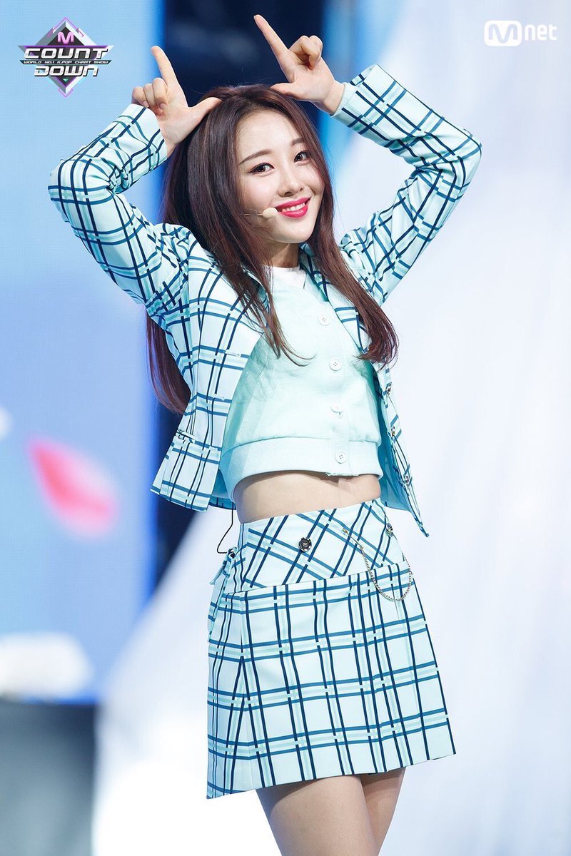 yvesdoingthings's tweet image. yves making her debut with yyxy on mcountdown