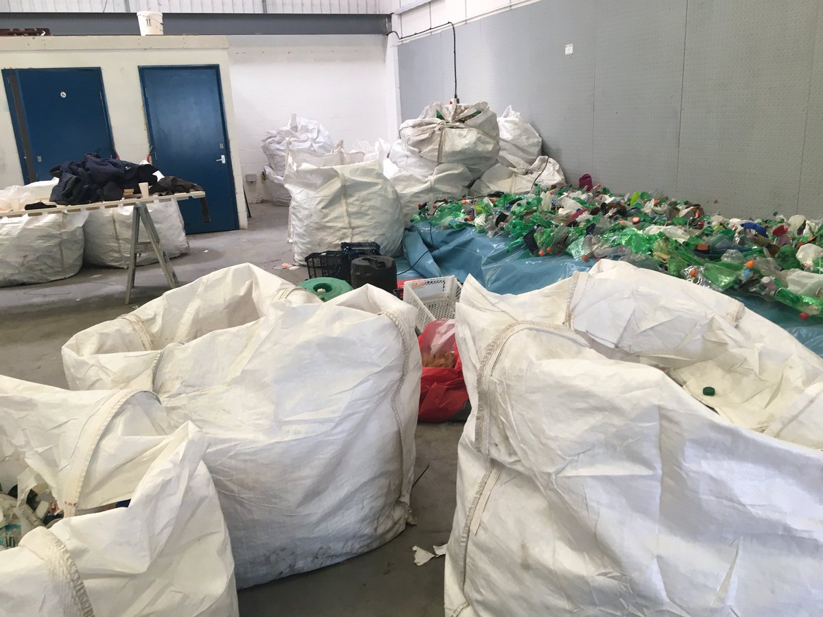 modeleffects's tweet image. #throwback to early days of building the #waveofwaste with @SketchEvents for @corona X @parleyxxx back in the workshop. #100islandsprotected 

#viridor #plasticpollution