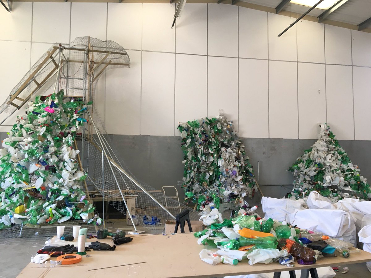 modeleffects's tweet image. #throwback to early days of building the #waveofwaste with @SketchEvents for @corona X @parleyxxx back in the workshop. #100islandsprotected 

#viridor #plasticpollution