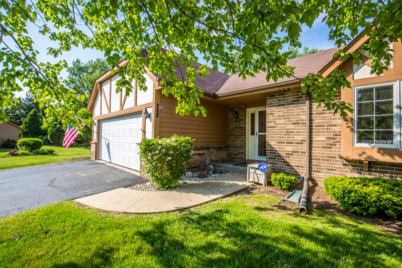 TheLienTeam's tweet photo. Delightful 2 🛏, 3 🛁 condo in desirable Brookfield 📍!Full walk-out lower level has full bath, fantastic rec room and plenty of storage👍🏻😁🙌🏼!!

Check out our Instagram (@thejefflienteam_wi_realtors) for more pictures! 📸

#dreamwithlien #thejefflienteam https://t.co/257aUBhTYu