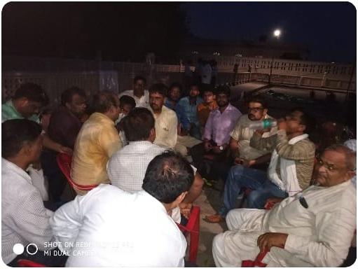 mohit96kr's tweet photo. समन्वय समिति उत्तर प्रदेश के अध्यक्ष व पदाधिकारी 05/06/2018 से बैठे आमरण अनशन पर। दुःखद है कि इन लोगों को बैठे बहुतई दिन बीत चुके पर सरकार के कान पर जूं तक न रेंगी 
जब ग्रामीण विकास की रीढ़ ही काम न करेगी तो फिर कमर तो टूटना स्वभाविक है(मतलब  #ग्रामीणविकासठप) https://t.co/8gC7P98X3K