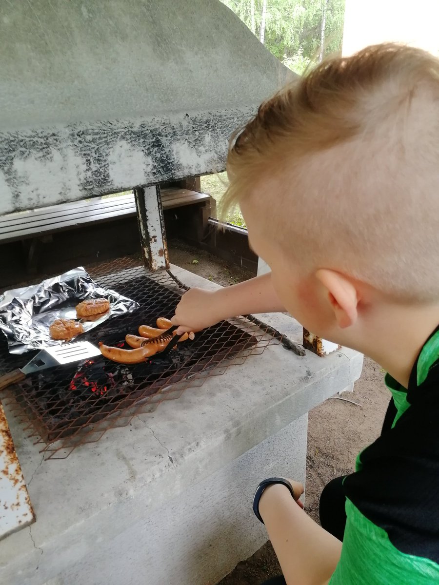 JuhaTenhonen's tweet photo. #nytgrillataan #teeseitse #burger #hkkabanossi #salamicheddar #suomalainen #pienpanimo #mustanvirranpanimo #pässiipa https://t.co/fvCny6vD1k