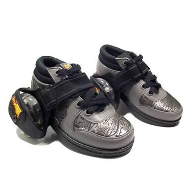 tenis hot wheels com rodinha